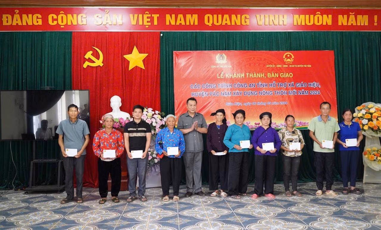 Công an Bắc Kạn huy động trên 3,4 tỷ đồng hỗ trợ xã Giáo Hiệu xây dựng nông thôn mới -0