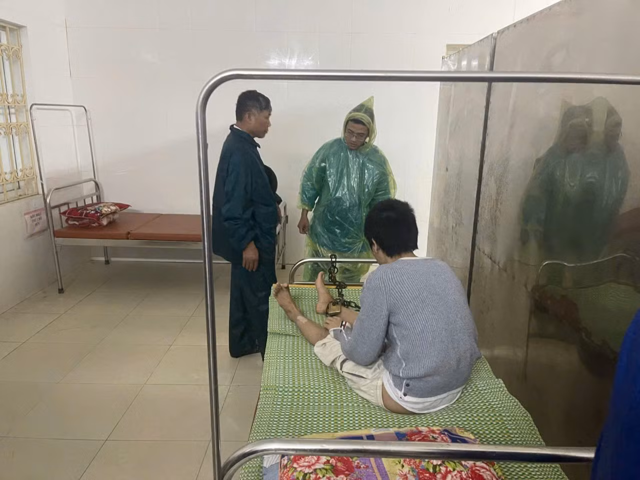 Nhiều hình ảnh xúc động của lực lượng Công an Thủ đô đồng hành hỗ trợ nhân dân trong cơn bão Yagi -1