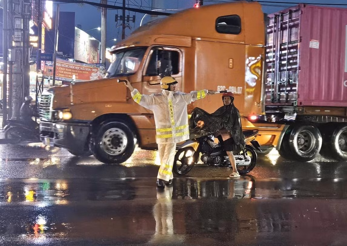 Mưa kéo dài, nhiều tuyến đường ngập sâu trong kỳ nghỉ lễ Quốc khánh -7