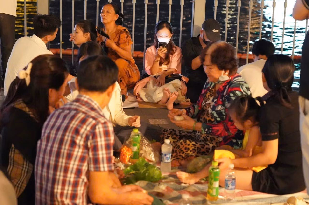Pháo hoa rực sáng trên bầu trời TP Hồ Chí Minh trong Lễ Quốc khánh 2/9 -1