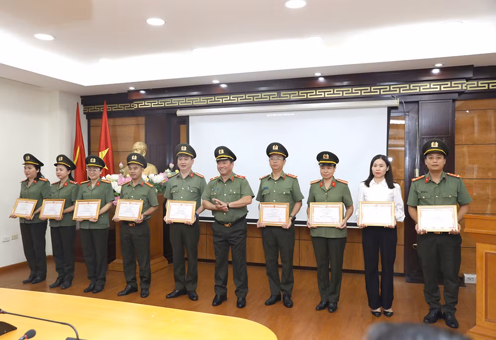 Cục Hậu cần trao giải cuộc thi viết “Tìm hiểu Luật căn cước trong Công an nhân dân” -0