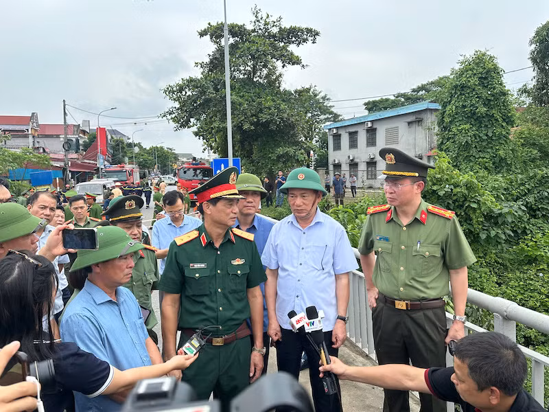 Người nhái, xuồng đặc chủng tham gia tìm kiếm cứu hộ cứu nạn vụ sập cầu Phong Châu -0