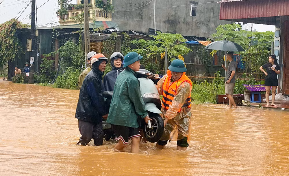 Công an tỉnh Lào Cai tiếp tục khẩn trương đưa dân ra khỏi vùng lũ, cứu người bị nạn -3