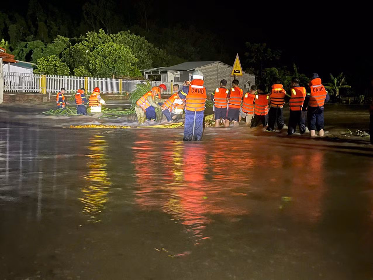 Giải cứu 3 người bị cô lập bởi nước suối tại Tam Đảo -1