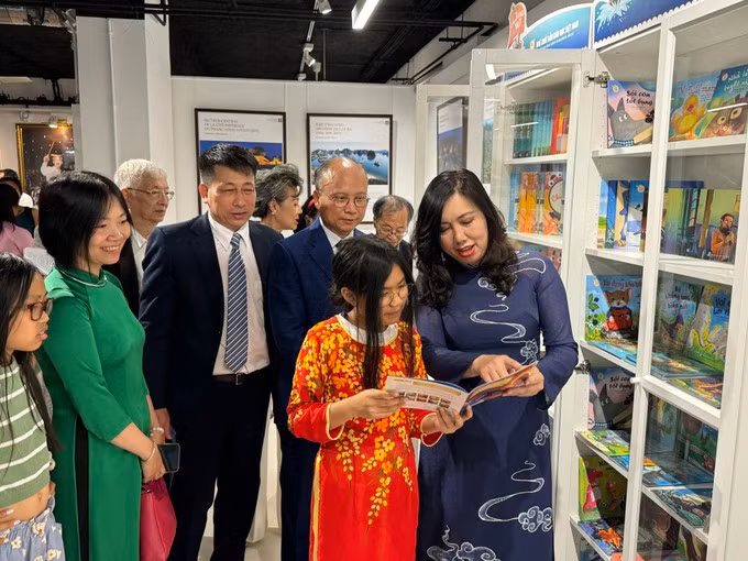 Xây dựng tủ sách Việt cho cộng đồng người Việt Nam ở nước ngoài -0