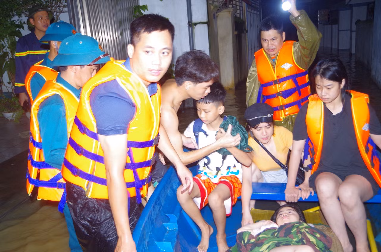 Công an Thái Nguyên hỗ trợ trẻ sơ sinh, người già yếu khỏi 