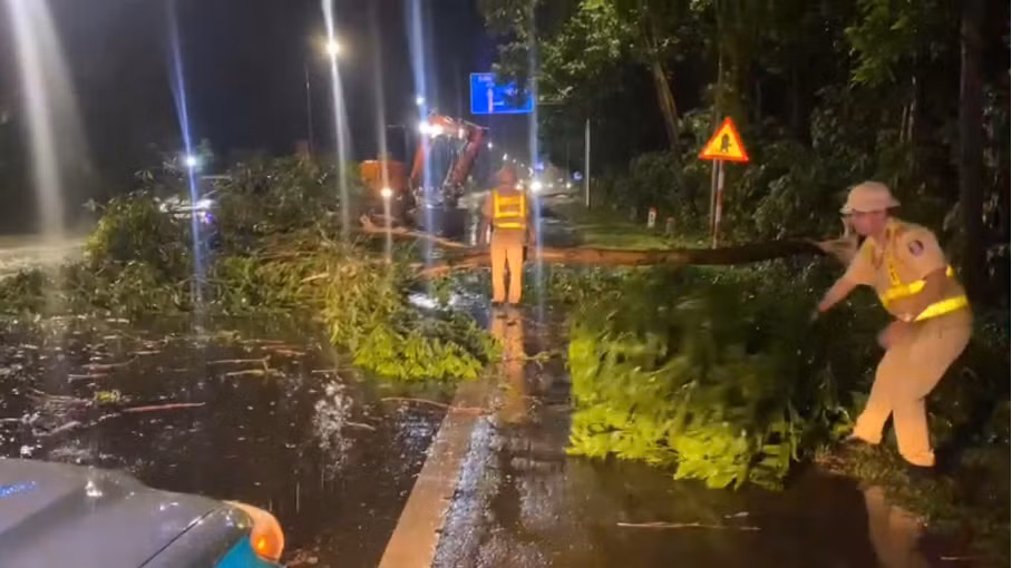 Nhiều hình ảnh xúc động của lực lượng Công an Thủ đô đồng hành hỗ trợ nhân dân trong cơn bão Yagi -3