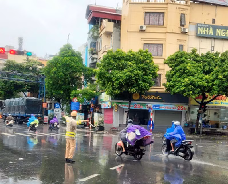 Đường phố Hà Nội vắng lặng trước bão, CSGT vẫn căng mình làm nhiệm vụ -0