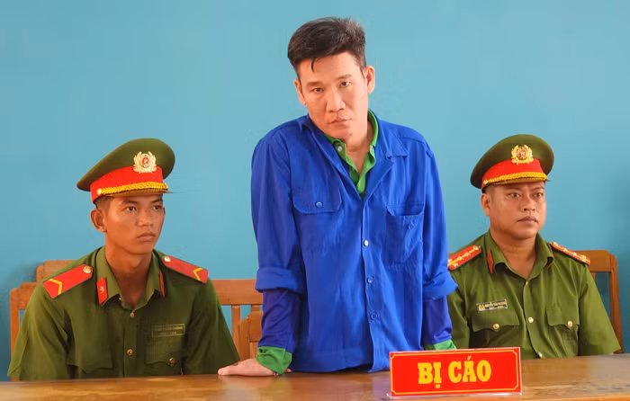 Lãnh 12 năm tù vì dùng dao đâm trọng thương nhiều người do ghen -0