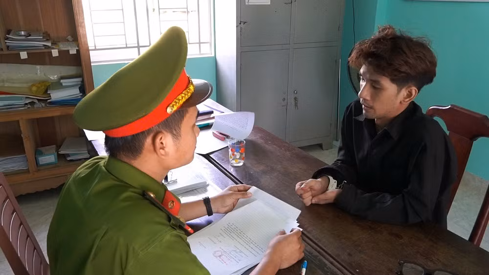 Dùng video nhạy cảm để tống tiền người yêu cũ -0