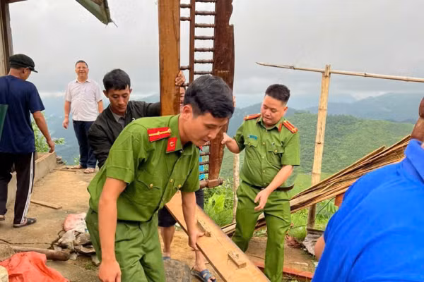 Công an căng mình giúp dân trong mưa bão -2