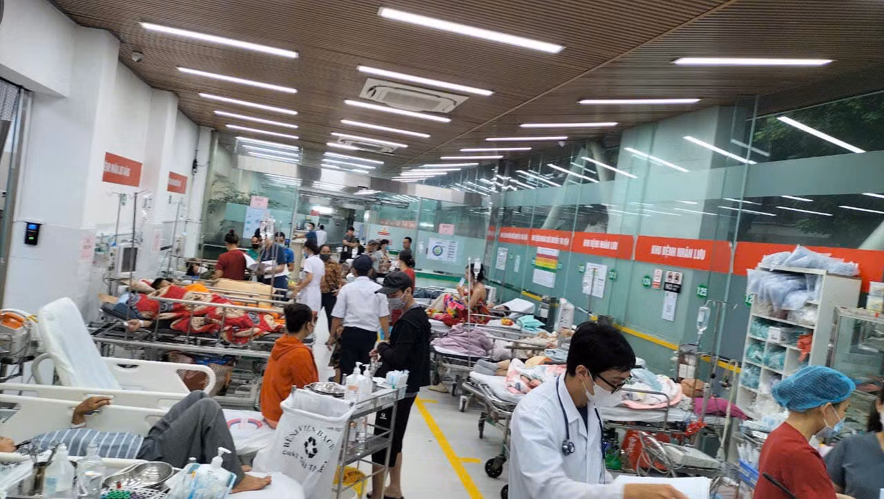 Bệnh viện vẫn cấp cứu bệnh nhân bất chấp mưa bão -0