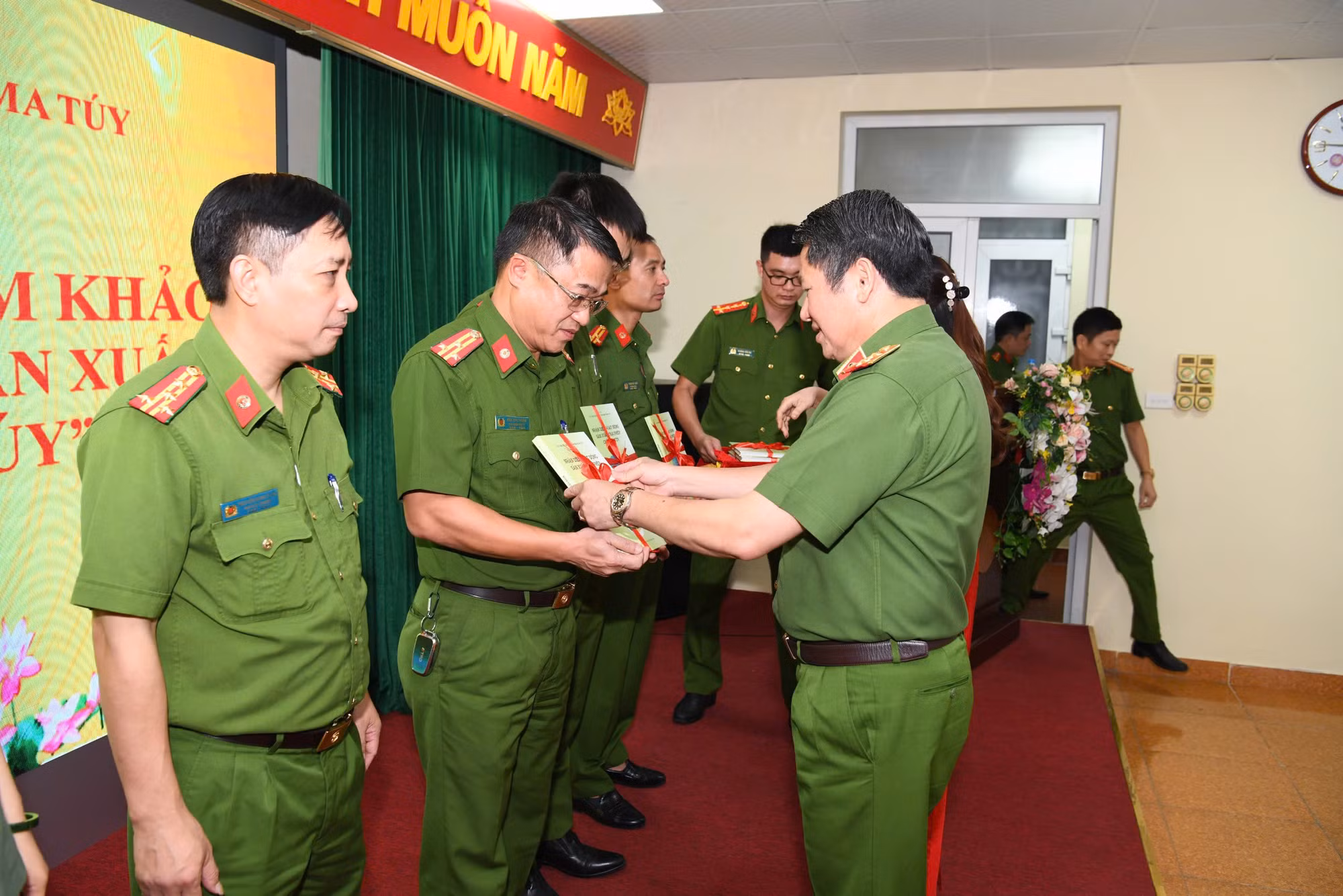 Ra mắt cuốn sách “Nhận diện hoạt động sản xuất trái phép chất ma túy