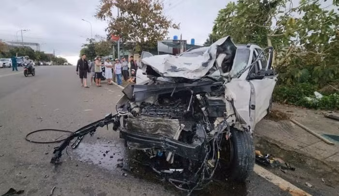 Ôtô, xe máy tông nhau, hai người tử vong -0