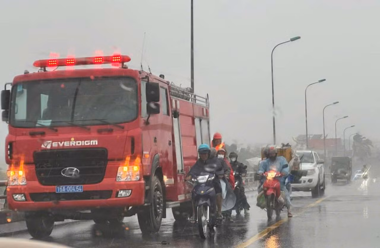 Công an Hải Phòng vượt mưa bão đảm bảo an toàn cho người dân -0