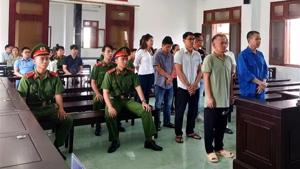 Vụ nhận hối lộ trong đăng kiểm ở Phú Yên: Các bị cáo "chia nhau" 79 năm tù