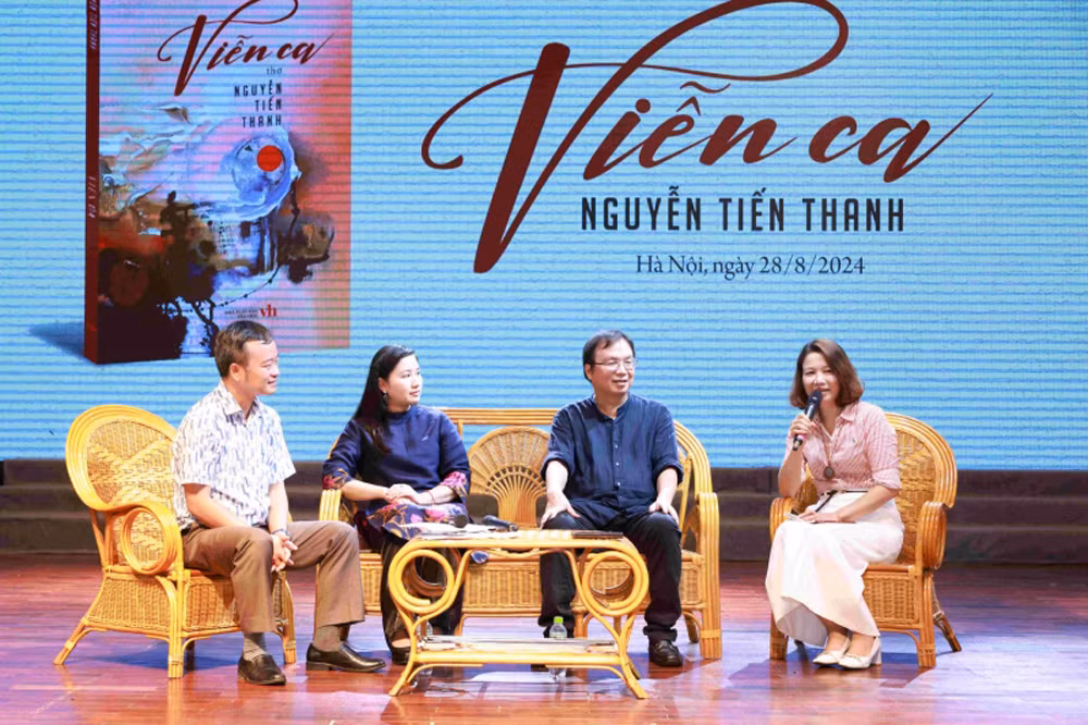 tại lễ ră mắt tập thơ viễn ca của nguyễn tiến thanh.jpg -1