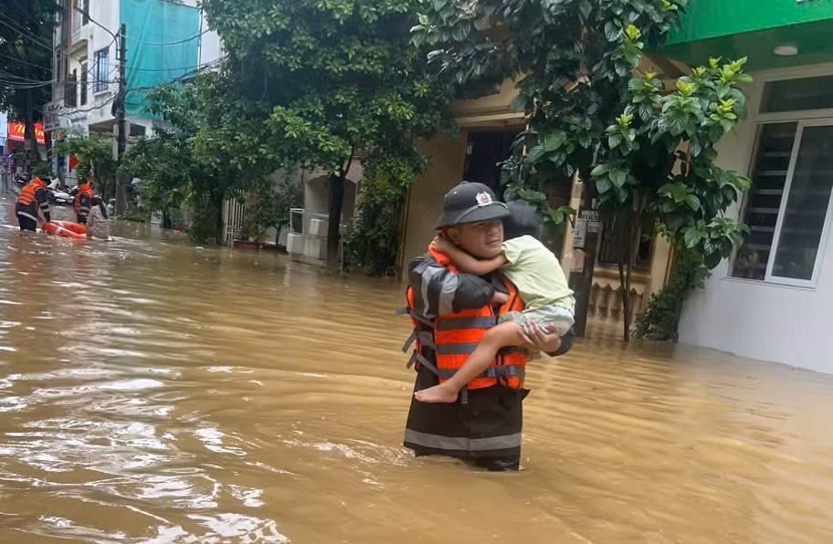 Cảnh sát cơ động phối hợp giải cứu thành công bé gái mắc kẹt trong nhà đổ sập -1