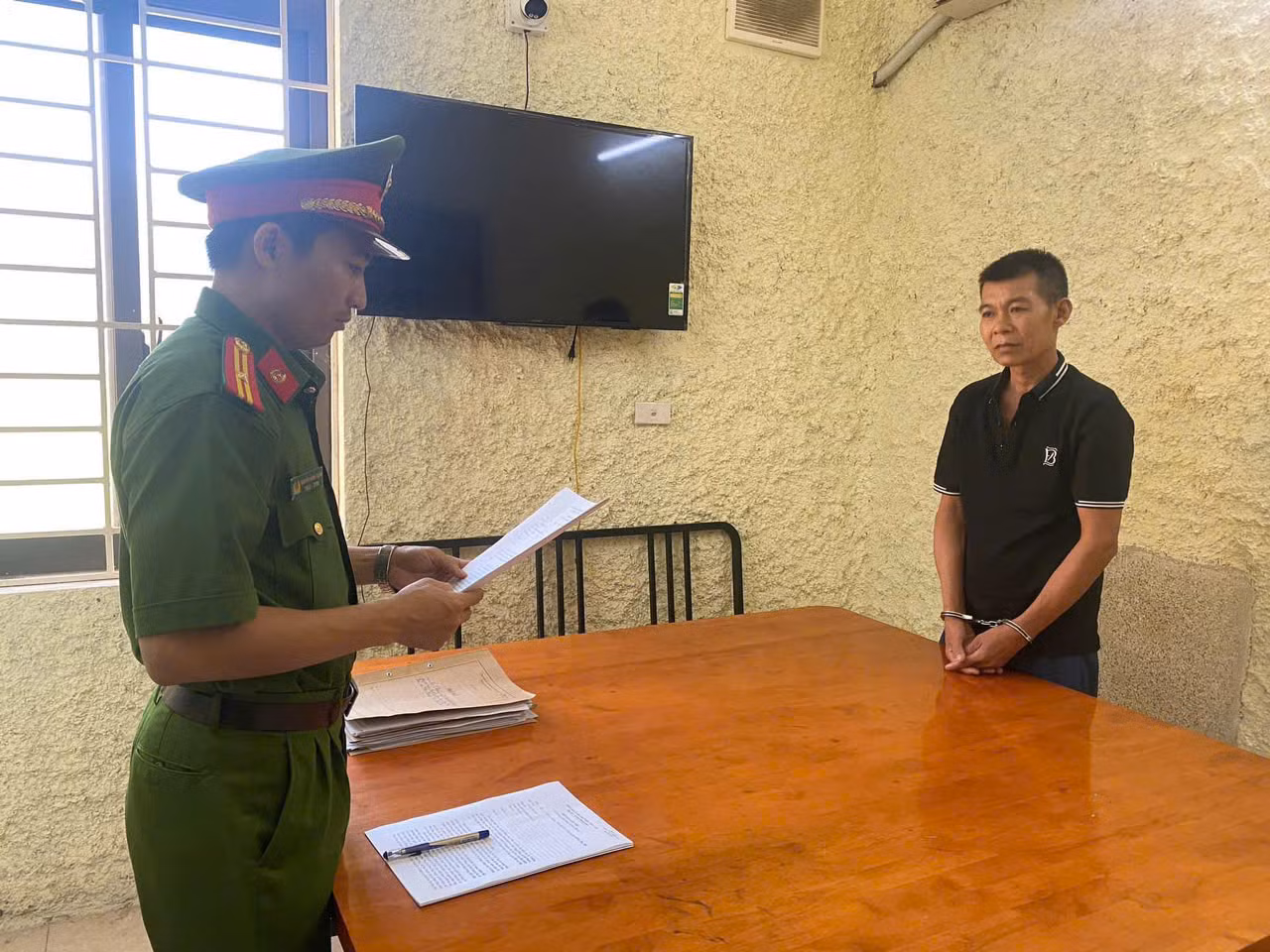 Đối tượng 3 tiền án, tiếp tục bị khởi tố về hành vi chống người thi hành công vụ -0