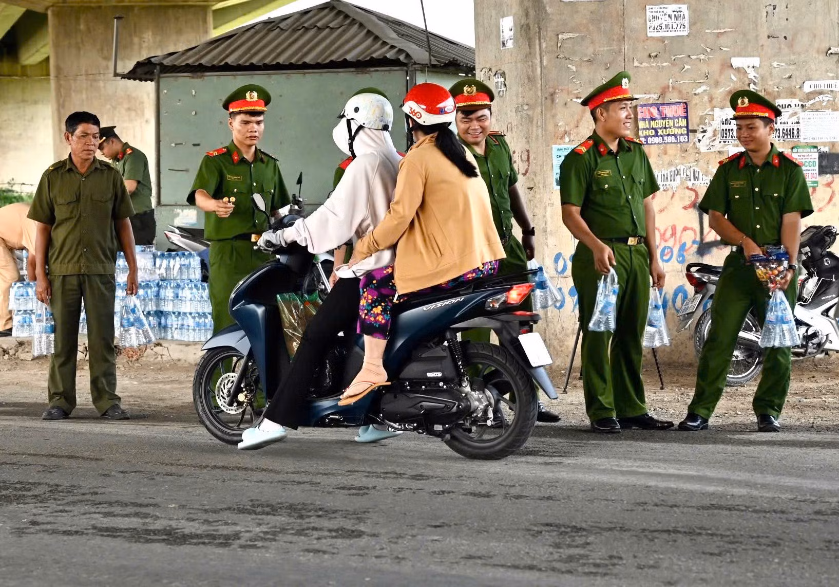 Trẻ em thích thú xua tan mệt mỏi khi nhận chai nước mát lạnh, viên kẹo ngọt ngào -3