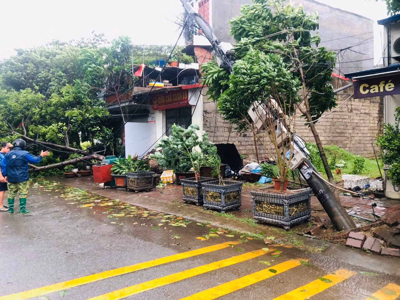Ứng phó, khắc phục thiệt hại do bão số 3 để sớm cung cấp điện trở lại -0