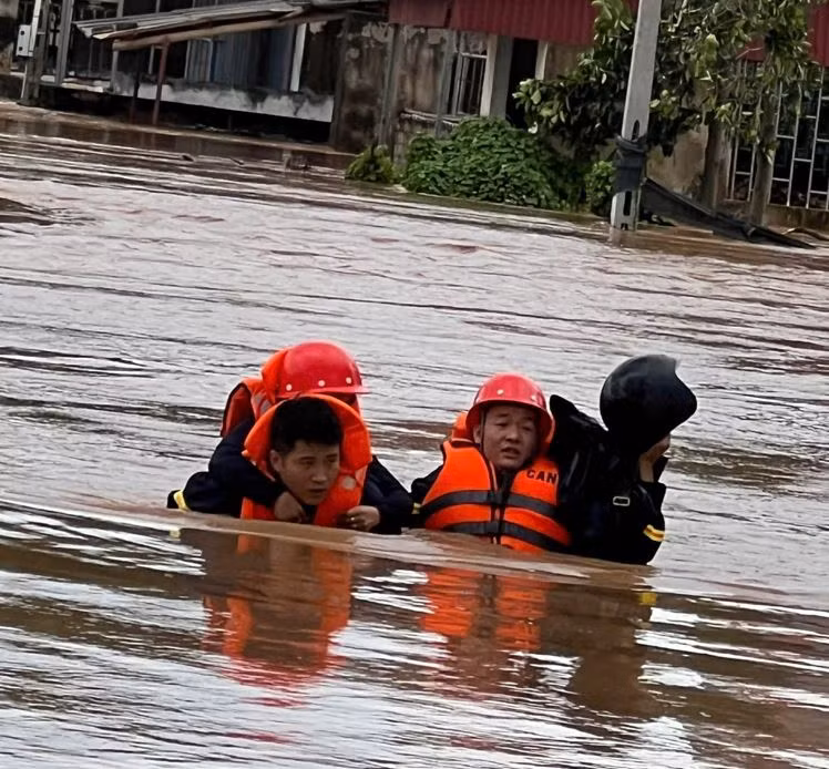 Xúc động hình ảnh người chiến sĩ giúp dân trong bão, lũ -0
