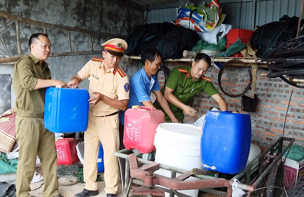 Công an Ninh Bình giúp dân đảm bảo an toàn các lồng bè hải sản trong mưa bão -5
