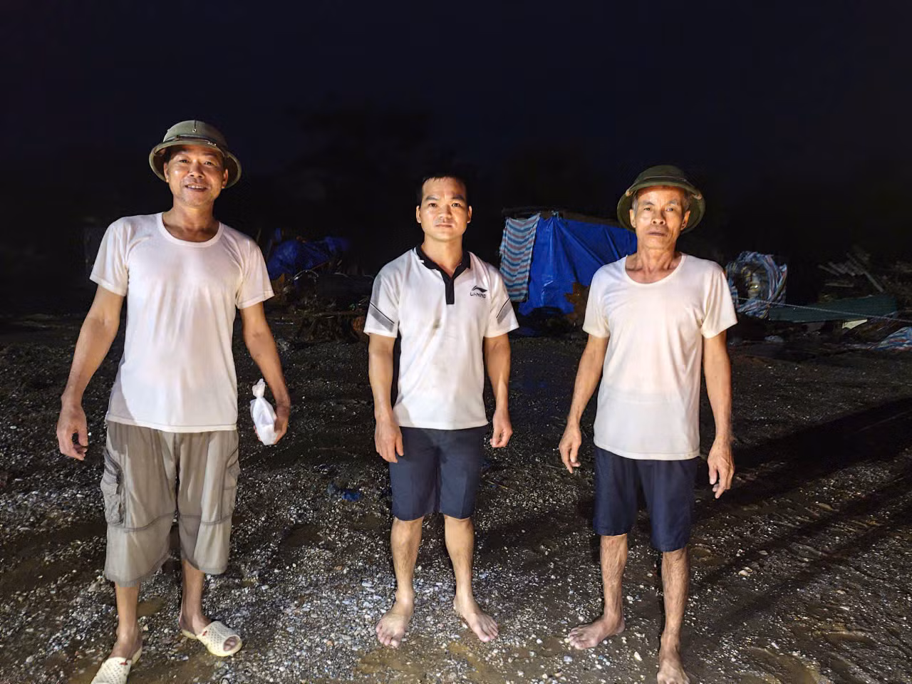 Giải cứu 3 người bị cô lập bởi nước suối tại Tam Đảo -0