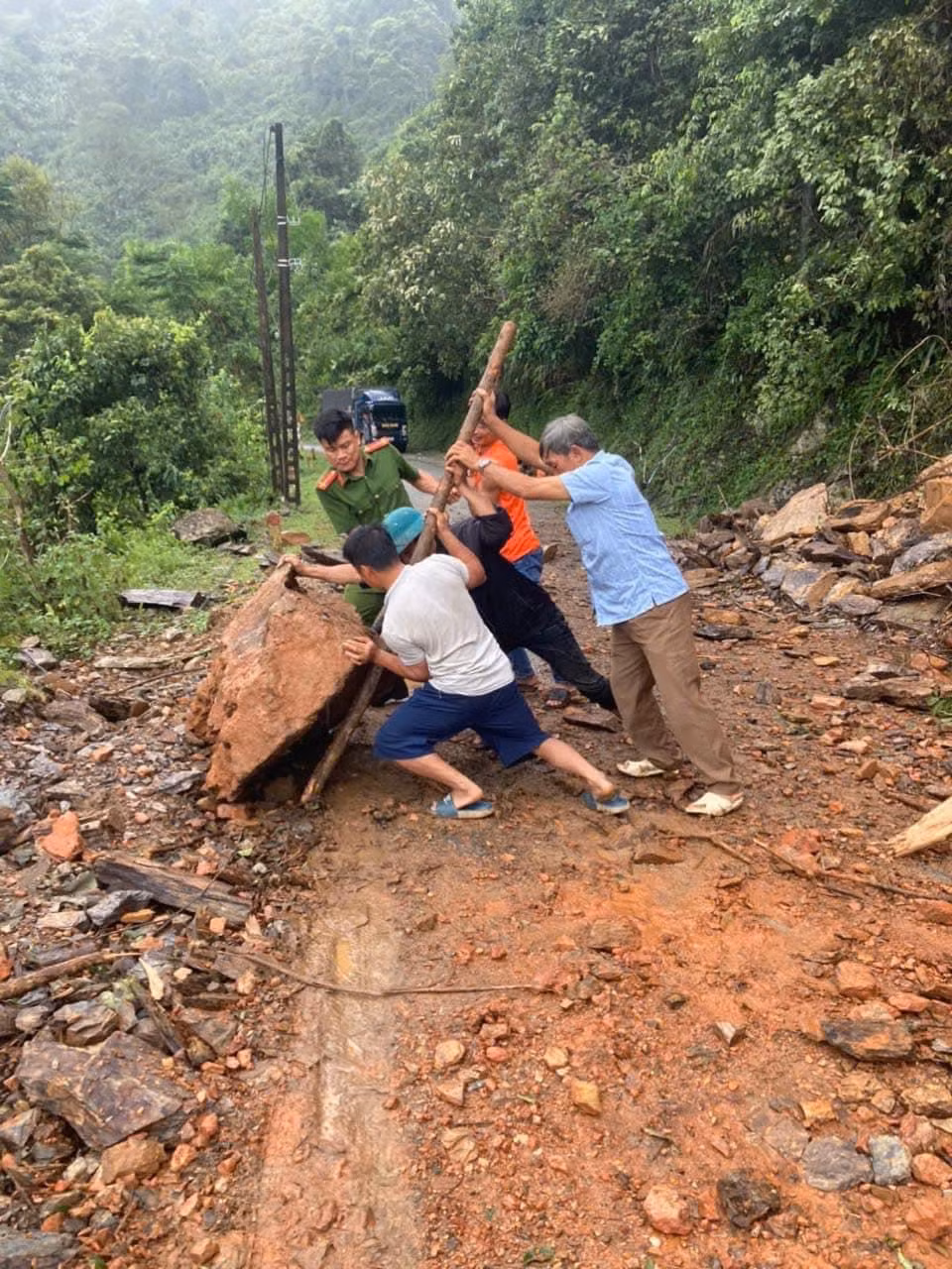 Mưa lớn gây sập nhà dân tại Quang Thuận -1