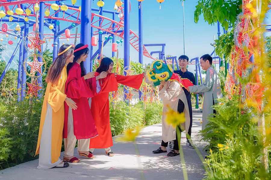 Giới trẻ đón Trung thu “sớm” tại Da Nang Downtown -0