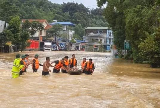 Công an Thái Nguyên hỗ trợ trẻ sơ sinh, người già yếu khỏi 