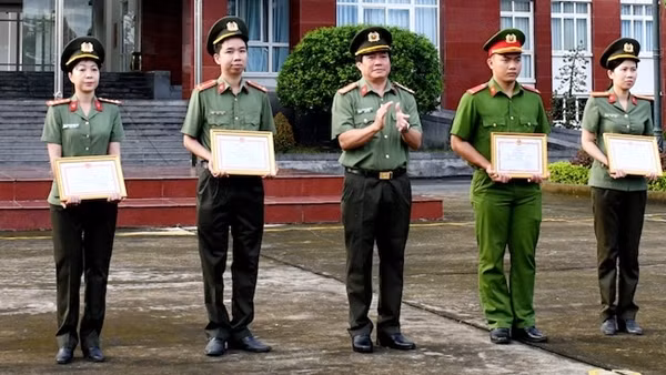 Công an Trà&nbsp;Vinh trao giải cuộc thi viết “Tìm hiểu Luật Căn cước trong CAND”