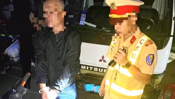 Bắt giữ đối tượng vận chuyển 2 bánh heroin trên Quốc lộ 9
