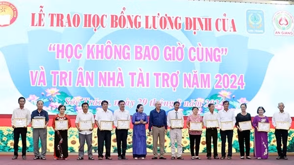 Sóc Trăng trao 570 suất học bổng cho học sinh, sinh viên