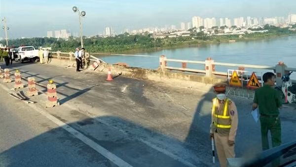 Xe đầu kéo đâm nát lan can cầu Thanh Trì rồi mất hút dưới sông Hồng