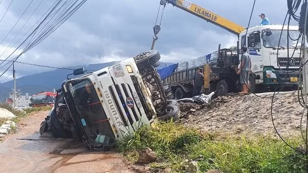 Xe tải lật nhào đè chết 2 người phụ nữ