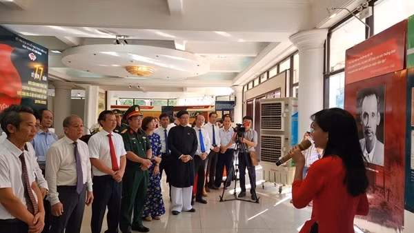 Hơn 200 tư liệu, hiện vật “Từ Ngọ Môn đến Ba Đình lịch sử”