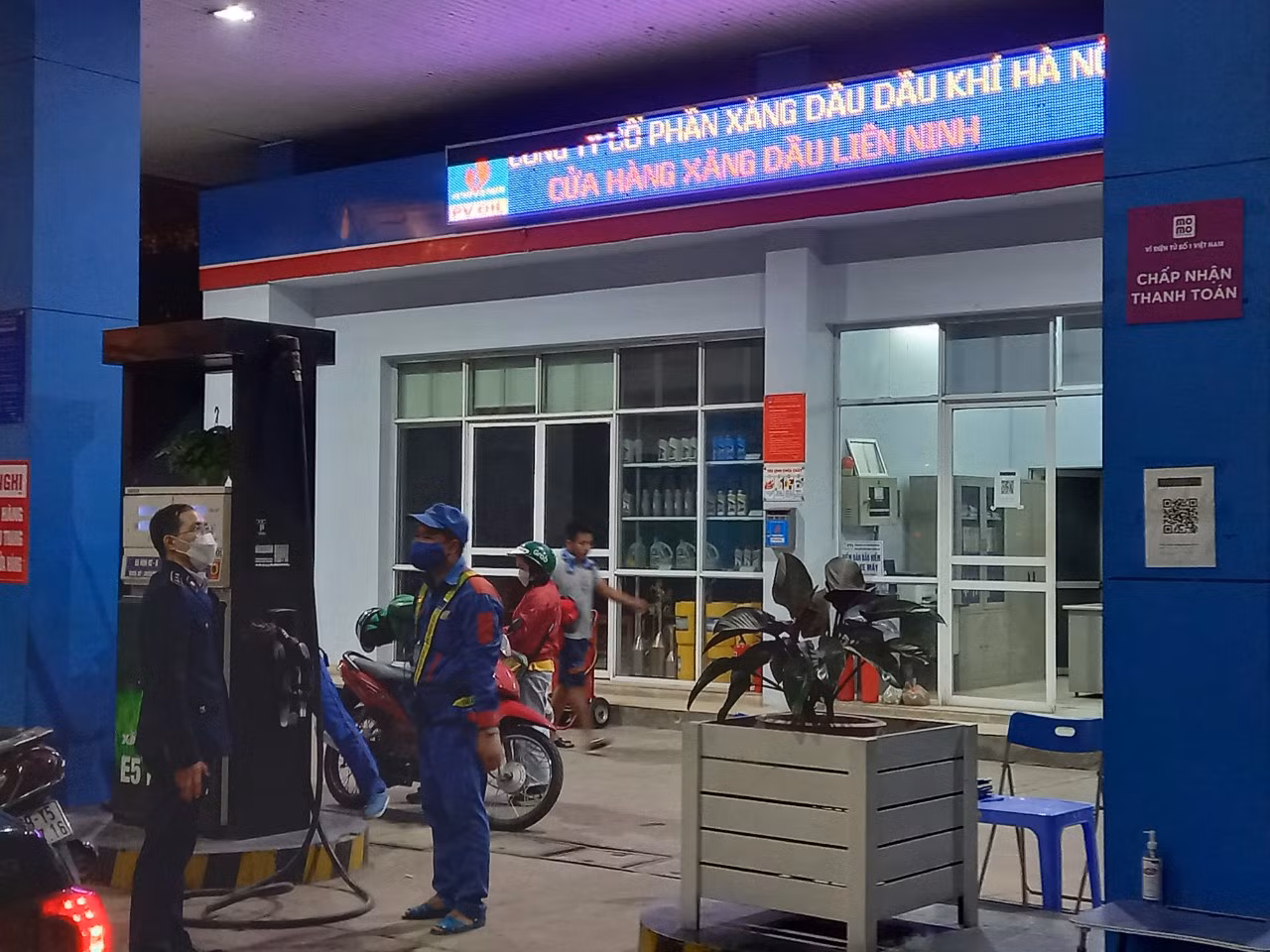 Hà Nội tăng cường kiểm soát cửa hàng xăng dầu dịp lễ 2/9 -0