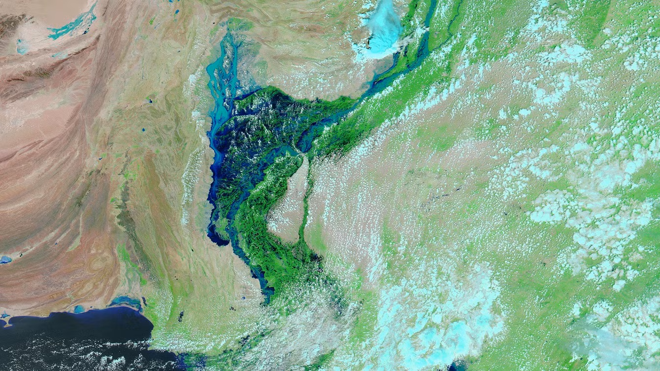 Nước lũ ứ đọng, biến một phần của một tỉnh ở Pakistan thành hồ nước ảnh 1 Hồ nước khổng lồ xuất hiện tại Pakistan vì nước lũ ứ đọng -0