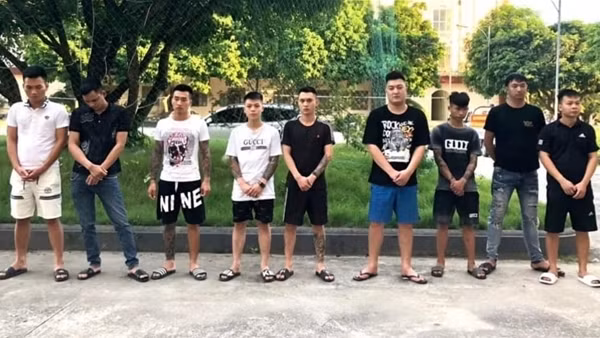 Hàng chục nam nữ tụ tập bay lắc, ém sẵn 4 dao nhọn