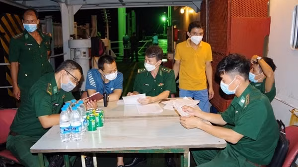 Tiếp nhận 8 thuyền viên nước ngoài bị nạn trên biển