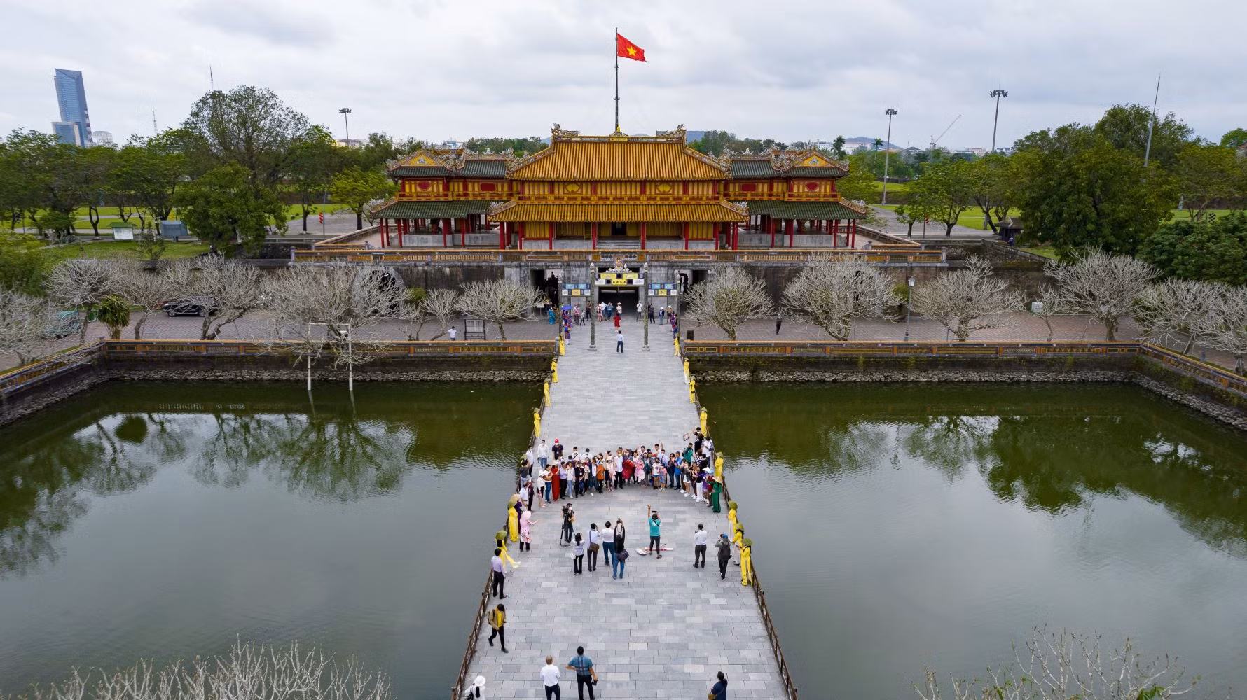 Di sản Huế đón hàng trăm du khách đến tham quan -0
