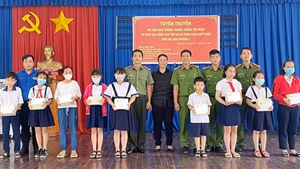 Công an tỉnh Tây Ninh tặng quà và học bổng cho học sinh nghèo