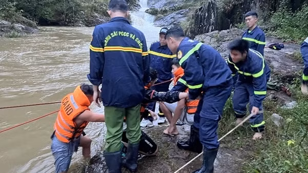 Cảnh sát giải cứu nhóm thanh, thiếu niên mắc kẹt trong lũ dữ