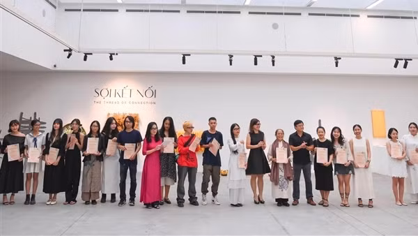 Triển lãm “Sợi kết nối”: Khắc họa dấu ấn lụa trong hội họa