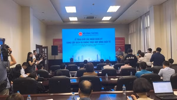 5 doanh nghiệp đầu tiên được trao Giấy xác nhận đăng ký cung cấp dịch vụ chứng thực hợp đồng điện tử