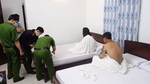 Tạm giữ 5 “tú ông” chứa mại dâm ở An Giang