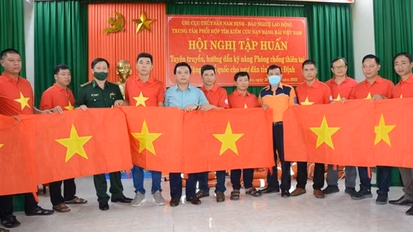 Trao tặng cờ Tổ quốc cho ngư dân Nam Định