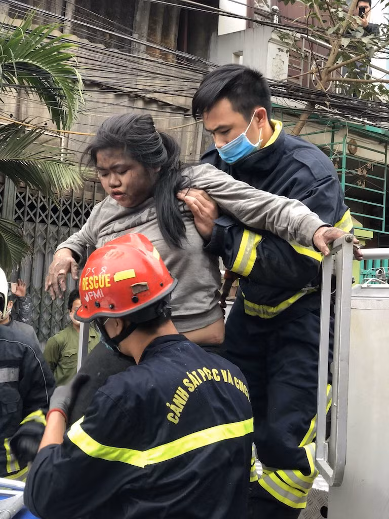 Người dân được tuyên truyền mở cửa thoát hiểm, đã cứu sống một cháu bé khỏi “biển lửa” -4