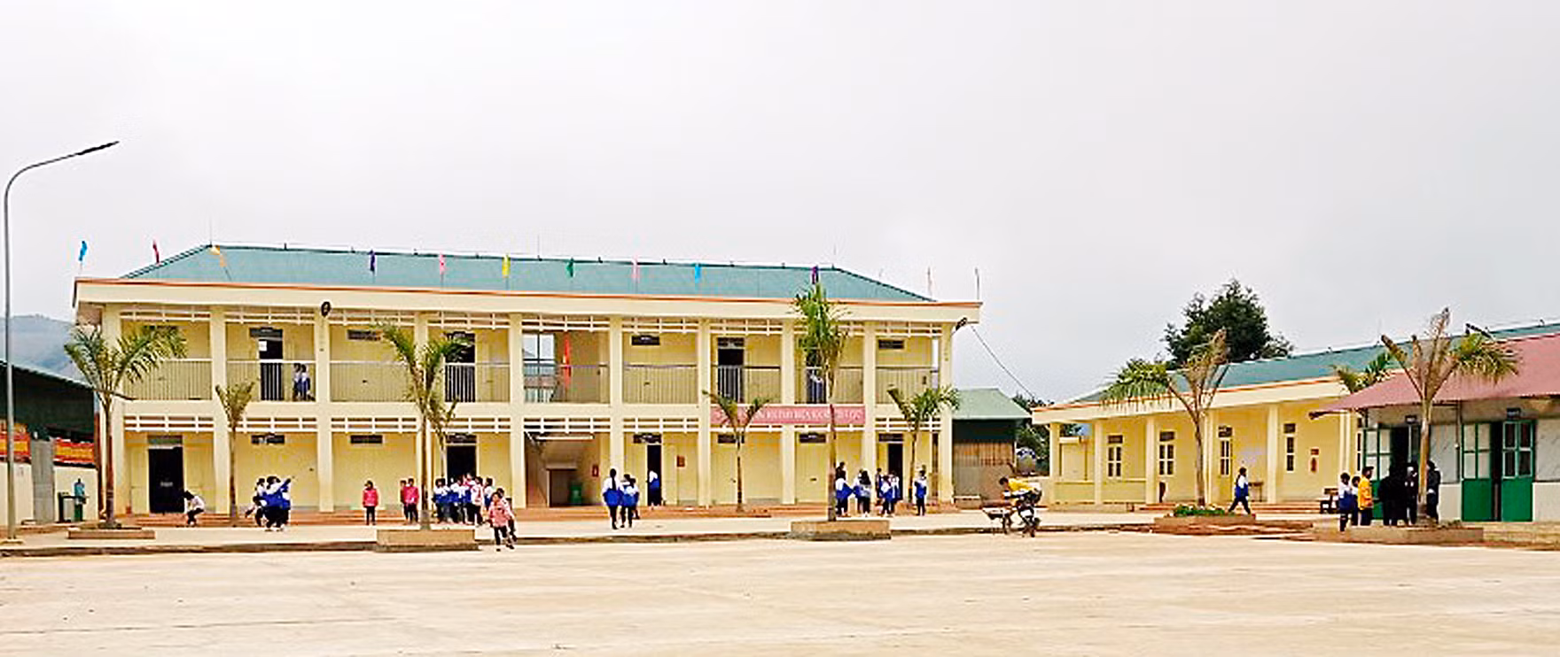 Nâng bước các em học sinh vùng cao đến trường -0